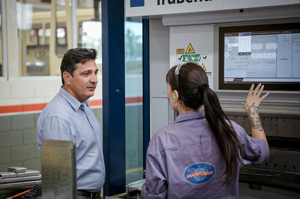El ministro Martín Marinucci destacó la incorporación de mujeres en la línea de producción de Nuovo Bus.