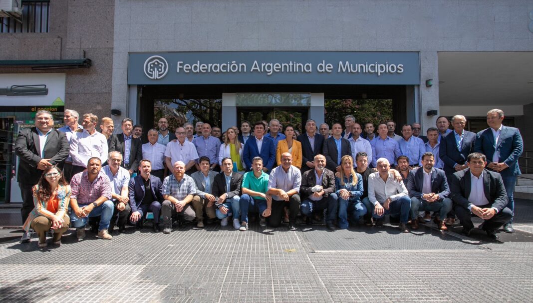 A través de un comunicado, los intendentes nucleados en la FAM consideraron que la reforma laboral es “un paso más en la destrucción de la estructura social y económica”.