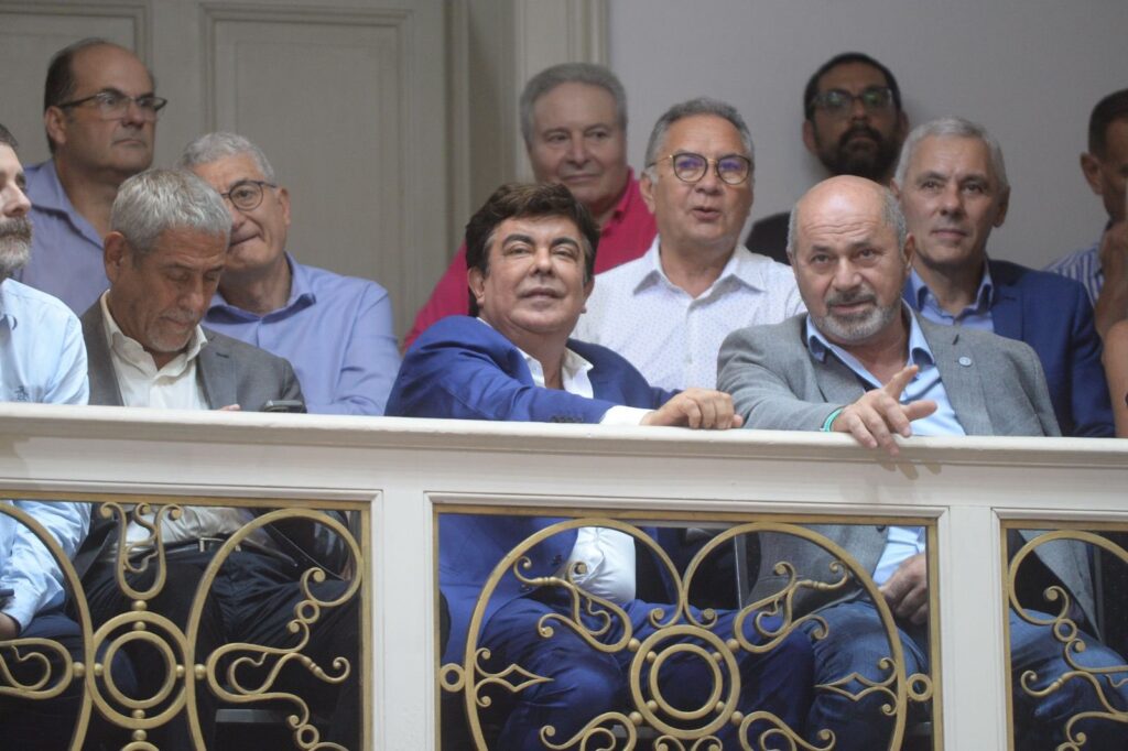 Desde la FAM, presidida por Fernando Espinoza, advirtieron que la reforma laboral no "busca generar empleo, sino acelerar despidos".