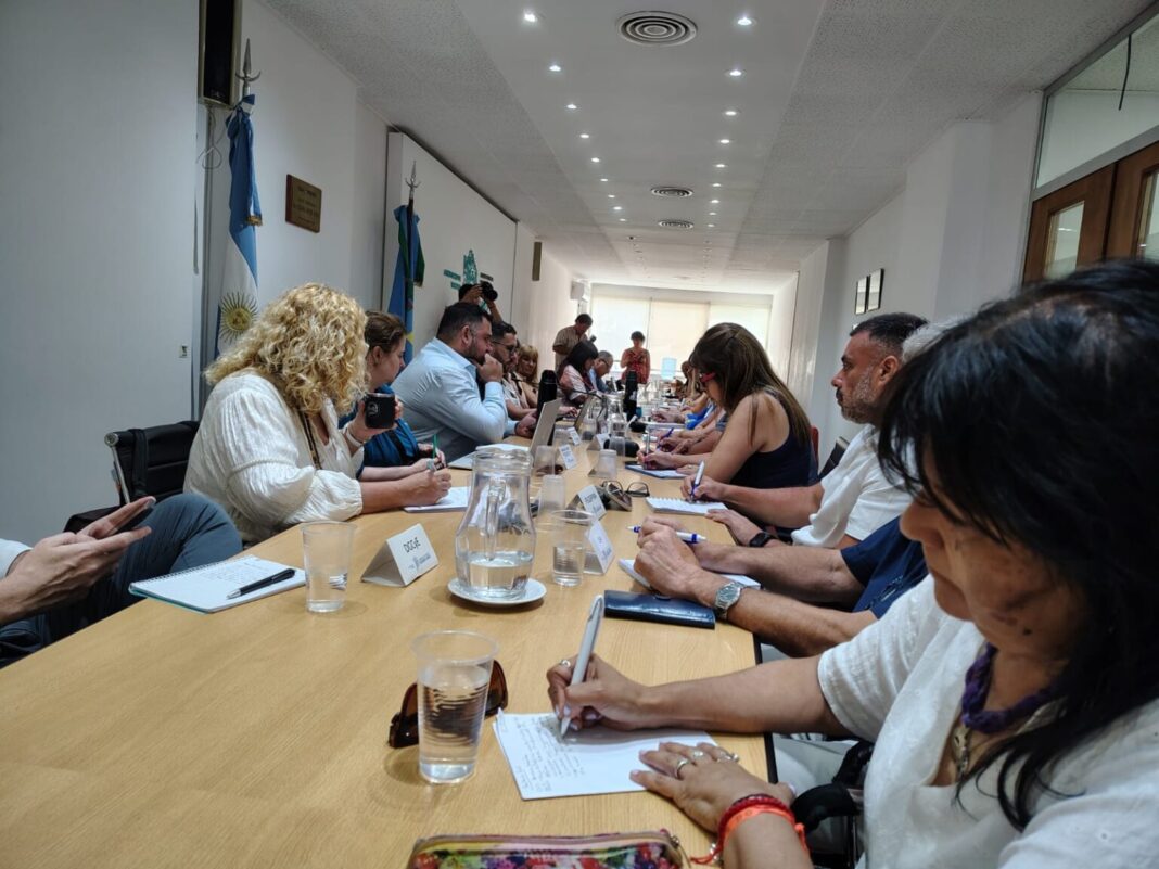 La Provincia retoma las paritarias con estatales y docentes, para discutir salarios, compensaciones por inflación y el inicio del ciclo lectivo 2026.