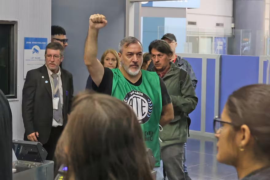 El dirigente de ATE, Rodolfo Aguiar, puntualizó en que la medida de fuerza del gremio aeronáutico no afectará los vuelos de Estado, sanitarios y humanitarios.