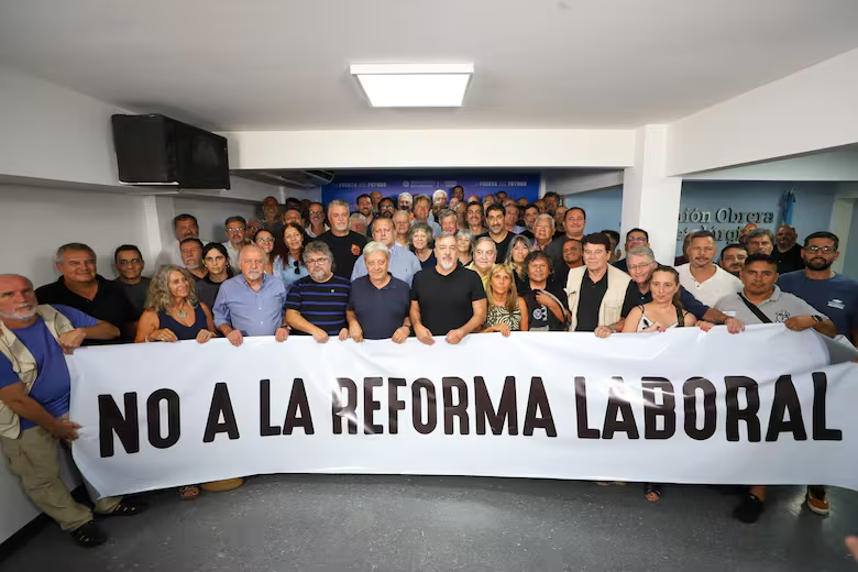 Ante la inacción de la CGT, el líder de Camioneros, Pablo Moyano, se pliega a un grupo de sindicalistas combativos para endurecer medidas contra la reforma laboral de Javier Milei.