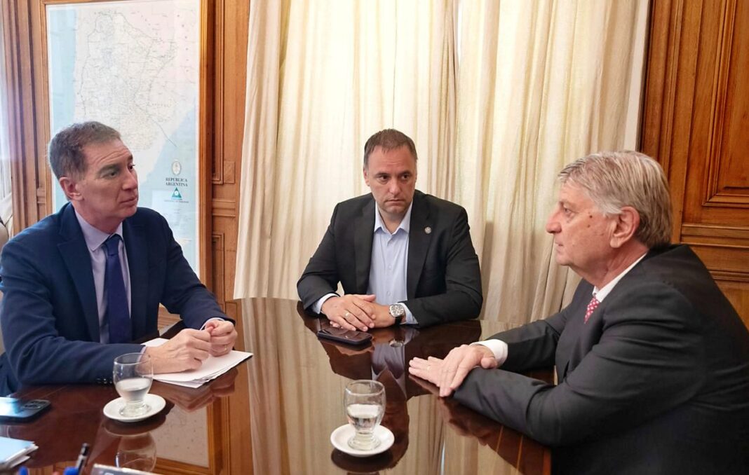 El gobernador de La Pampa, Sergio Ziliotto, se retobó y adelantó su rechazo a la reforma laboral del Gobierno nacional, tras una reunión con Manuel Adorni y Diego Santilli.