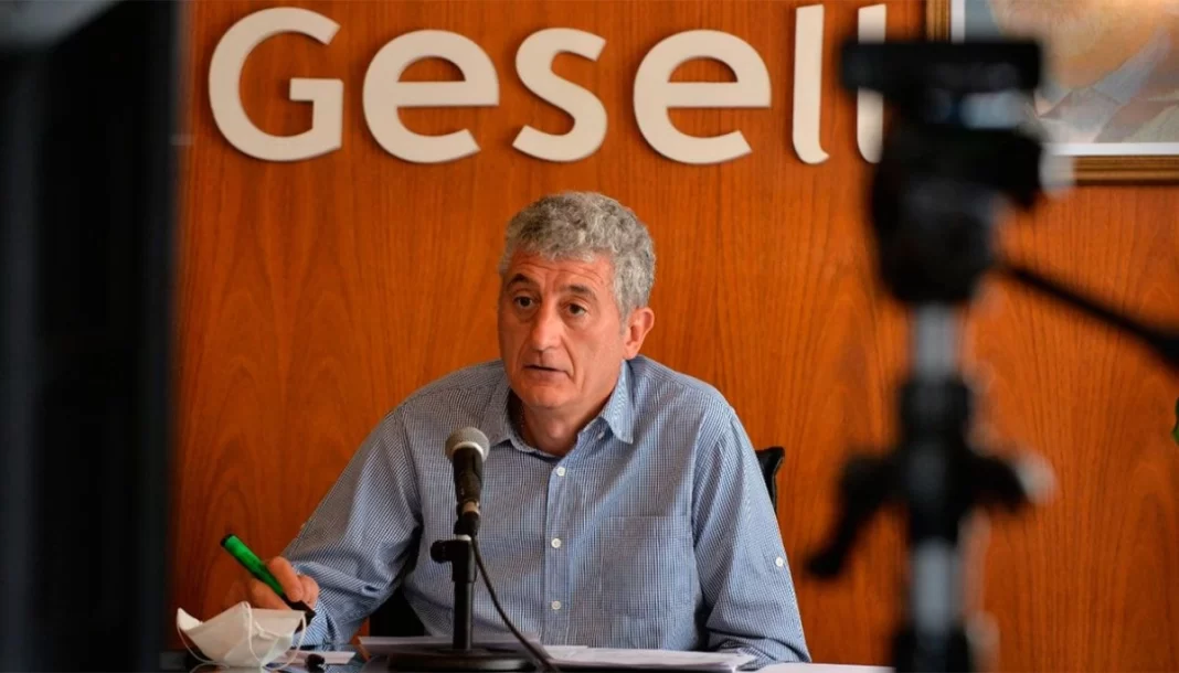 Los intendentes Diego Valenzuela (Tres de Febrero) y Gustavo Barrera (Villa Gesell) mantuvieron un cruce en X con un debate sobre la compra online.