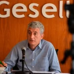 Dos intendentes bonaerenses se cruzaron en redes sociales: “Sos medio papa frita” Los intendentes Diego Valenzuela (Tres de Febrero) y Gustavo Barrera (Villa Gesell) mantuvieron un cruce en X con un debate sobre la compra online.