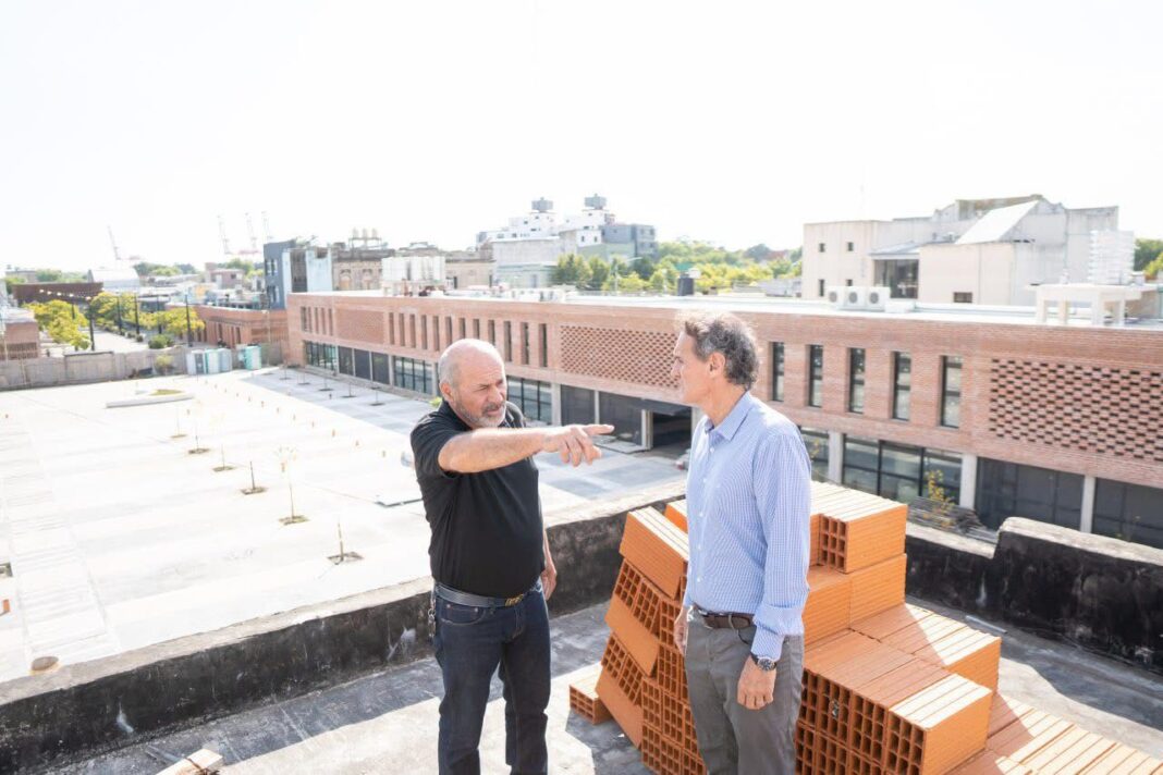 El intendente de Ensenada, Mario Secco, y el ministro de Infraestructura, Gabriel Katopodis, recorrieron las obras de la nueva Casa de la Provincia.