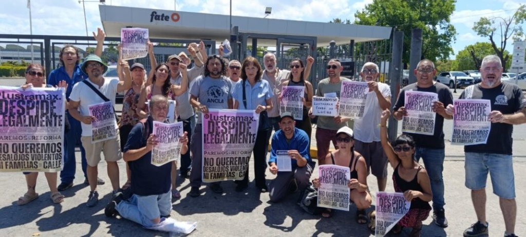 Las senadoras Mónica Macha y Laura Clark cuestionaron el “amedrentamiento” de Gendarmería en la protesta de trabajadores de Lustramax.