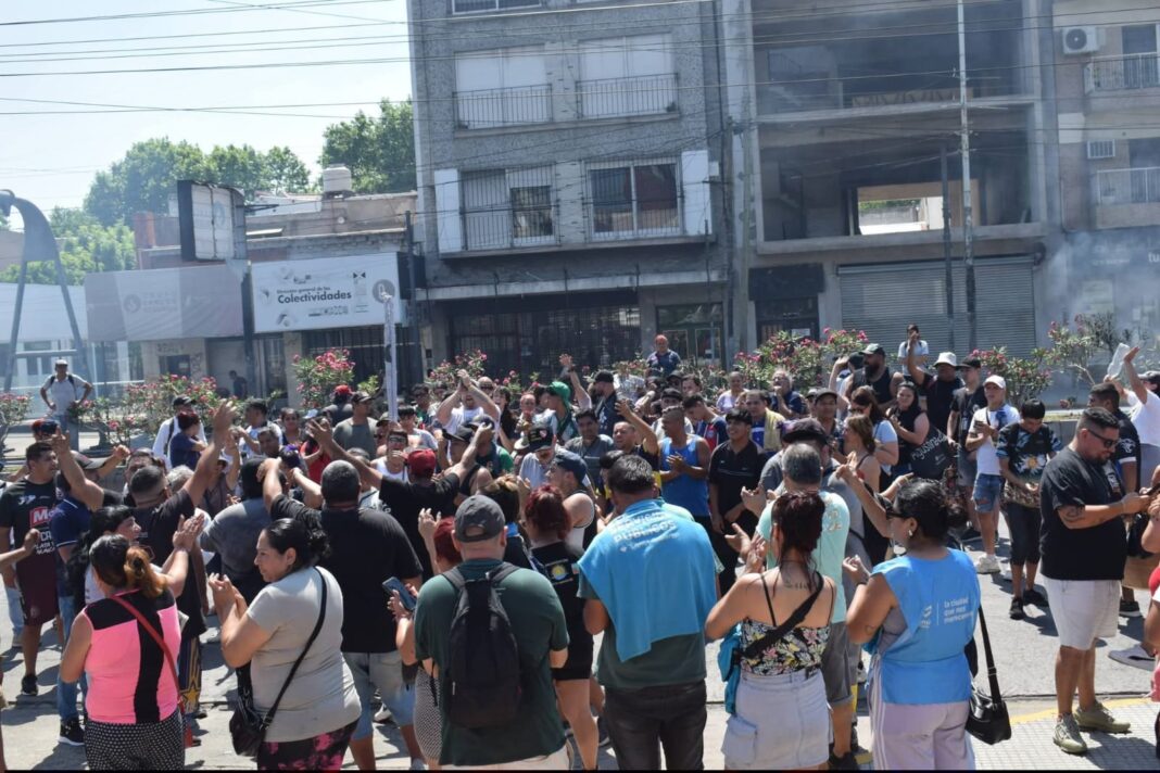 Trabajadores del sector de barrido de Lanús se enfrentan con el intendente, Julián Álvarez, tras el despido de 80 empleados precarizados.