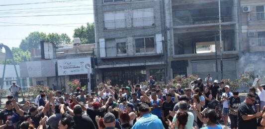 Trabajadores del sector de barrido de Lanús se enfrentan con el intendente, Julián Álvarez, tras el despido de 80 empleados precarizados.