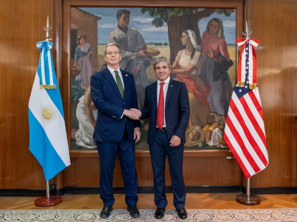 El ministro Luis Caputo junto al secretario de Tesoro, Scott Bessent, para cerrar el acuerdo de libre comercio con EE.UU.