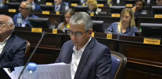 El diputado bonaerense del Frente Renovador, Carlos Puglelli, repudió la disolución del FOMECA, la derogación de la Ley de Tierras y la reforma laboral de Javier Milei.