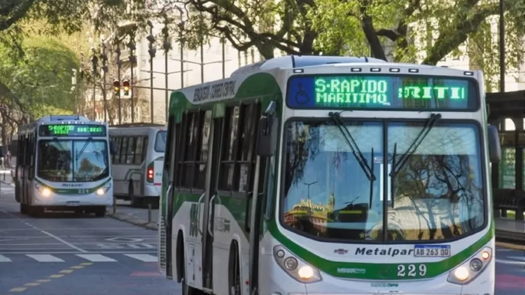 El paro de colectivos afecta a líneas operadas por MOQSA, MOGSM y San Juan Bautista, con fuerte impacto en el Conurbano bonaerense.