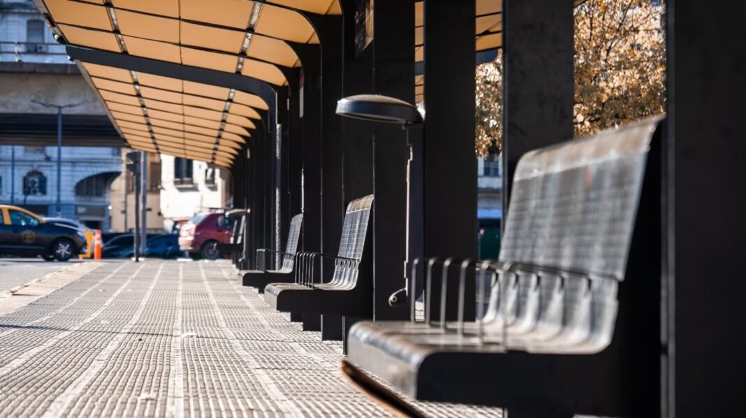 El paro de colectivos afecta a varias líneas del AMBA por un conflicto salarial y mantiene el servicio reducido, sin fecha de normalización.