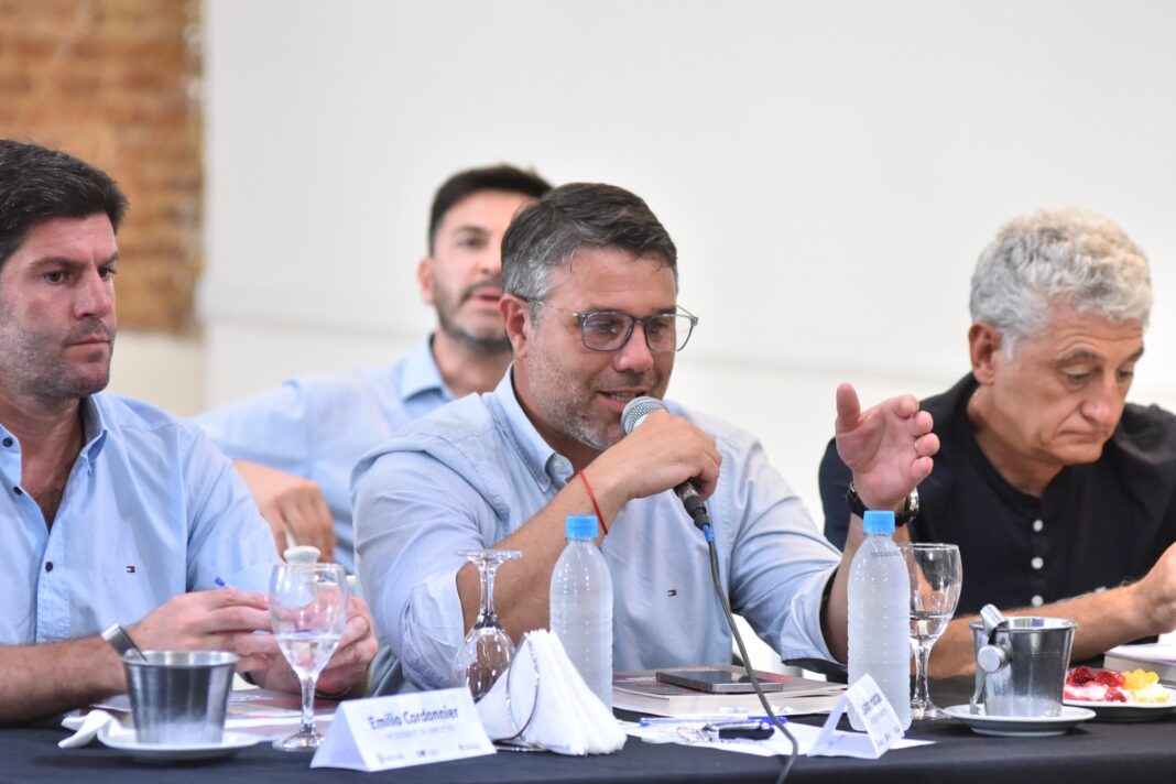 El intendente de Magdalena, Lisandro Hourcade, participó de un encuentro de desarrollo y articulación municipal junto a otros jefes comunales en Chascomús.