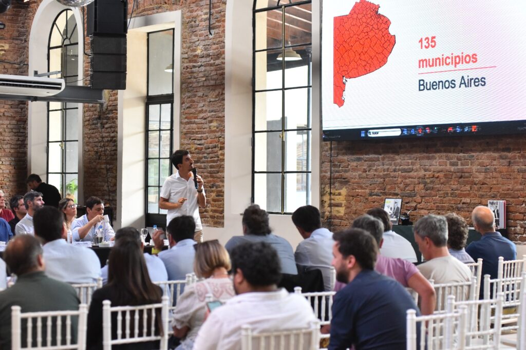 El intendente de Magdalena, Lisandro Hourcade, participó del encuentro de jefes comunales convocado por el CAF en Chascomús. 
