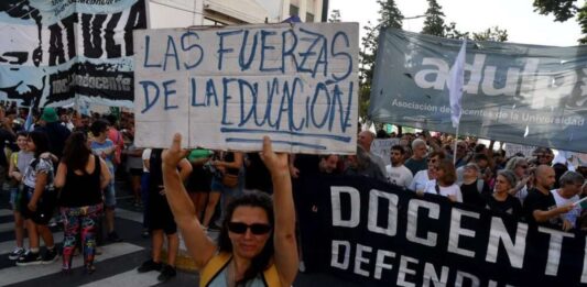 Los docentes bonaerenses del FUDB realizarán un paro nacional el próximo miércoles 11 de febrero en rechazo a la reforma laboral, que será debatida esa tarde por el Congreso.