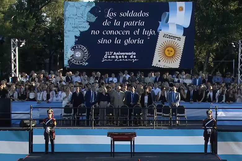 El presidente Javier Milei encabezó la entrega del sable corvo de San Martín al Regimiento de Granaderos.
