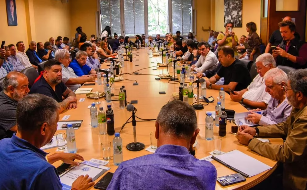 La cúpula de la CGT anunció que encabezará una marcha al Congreso durante el tratamiento de la reforma laboral, mientras otros sectores gremiales presionan por un paro nacional.