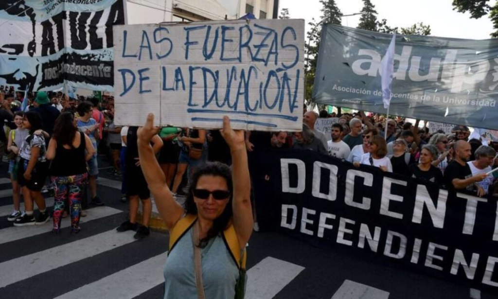 Los docentes bonaerenses del FUDB realizarán un paro nacional el próximo miércoles 11 de febrero en rechazo a la reforma laboral, que será debatida esa tarde por el Congreso.