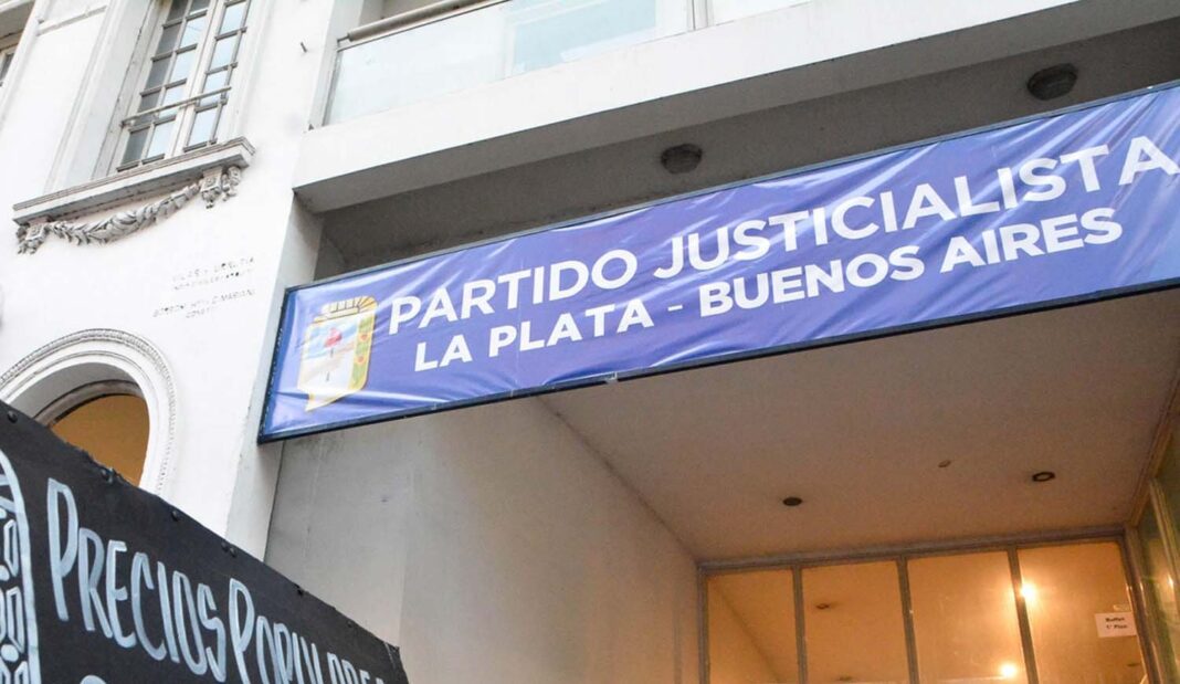 
Tras varios meses de puja interna, La Cámpora y el Movimiento Derecho al Futuro cerraron una lista unidad para el PJ bonaerense. 