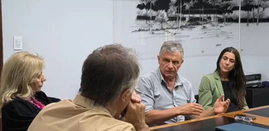 El concejal de Mar del Plata, Gustavo Pulti, se reunió con el Colegio de Arquitectos bonaerense para diseñar una infraestructura sostenible que evite la acumulación de agua en la ciudad.