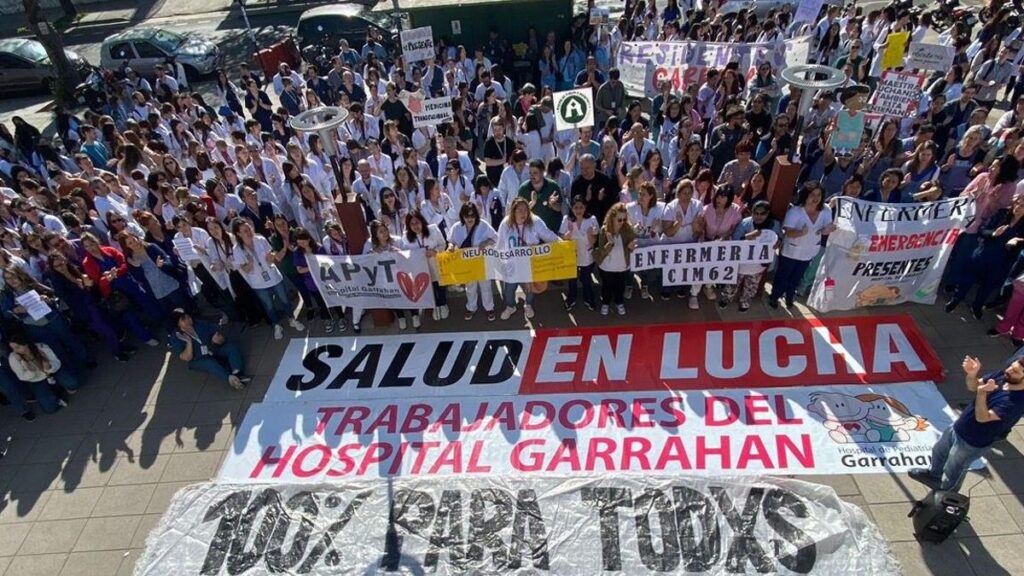 
Trabajadores del Garrahan se suman a la movilización al Congreso para rechazar la reforma laboral impulsada por el Gobierno.