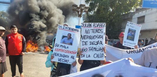 Trabajadores del sector de barrido de Lanús denuncian al intendente, Julián Álvarez, tras una feroz represión en una protesta contra los 80 despidos en el área.