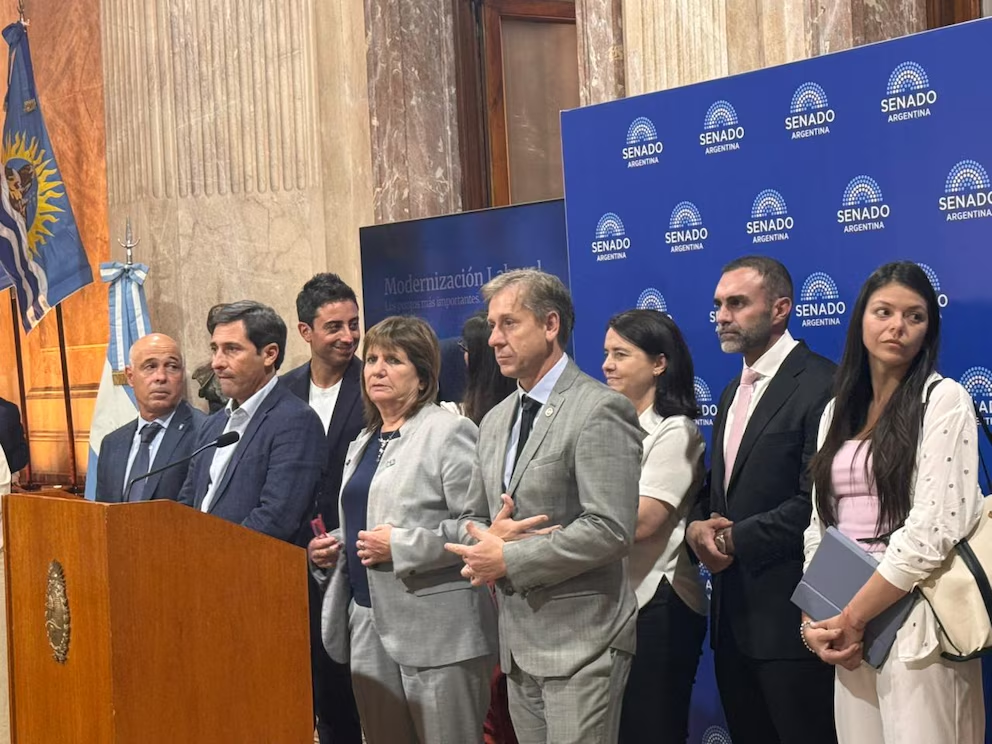 Senadores tratan la reforma laboral con la multitudinaria marcha de la CGT como telón de fondo. 