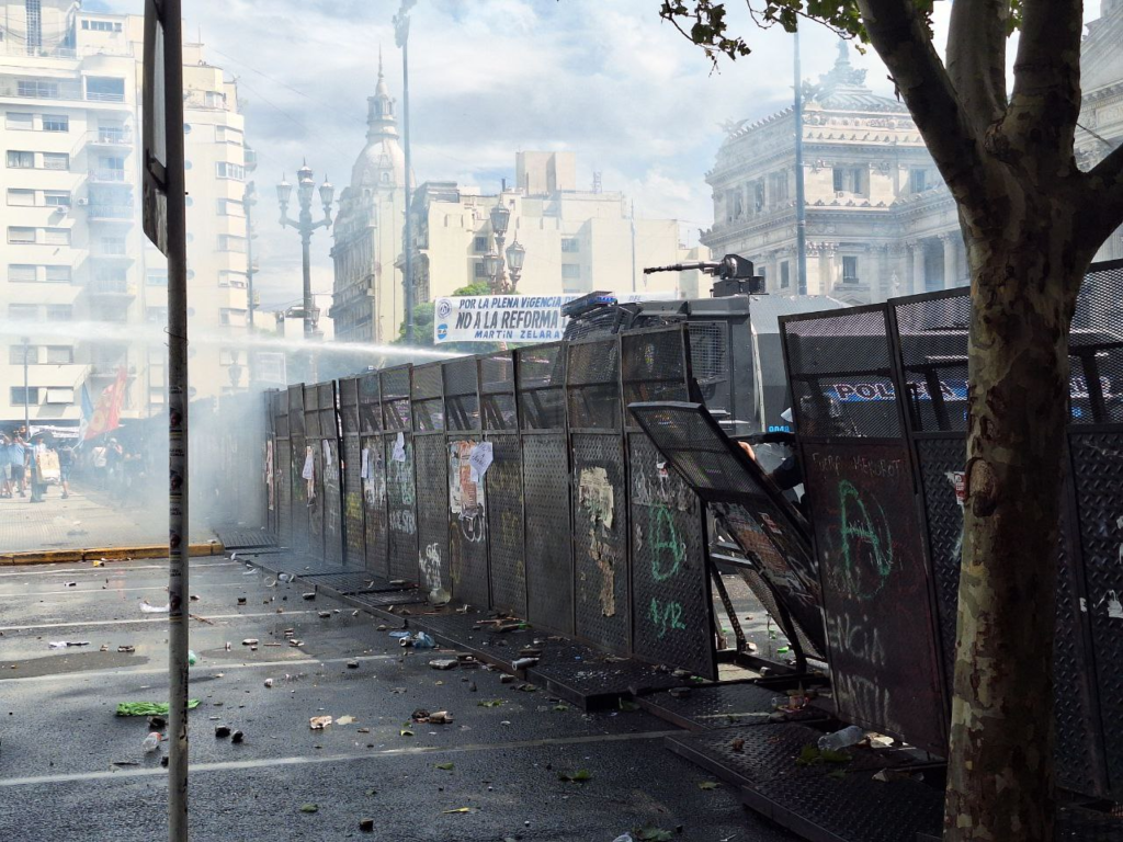Incidentes en Congreso mientras se debate la reforma laboral. 