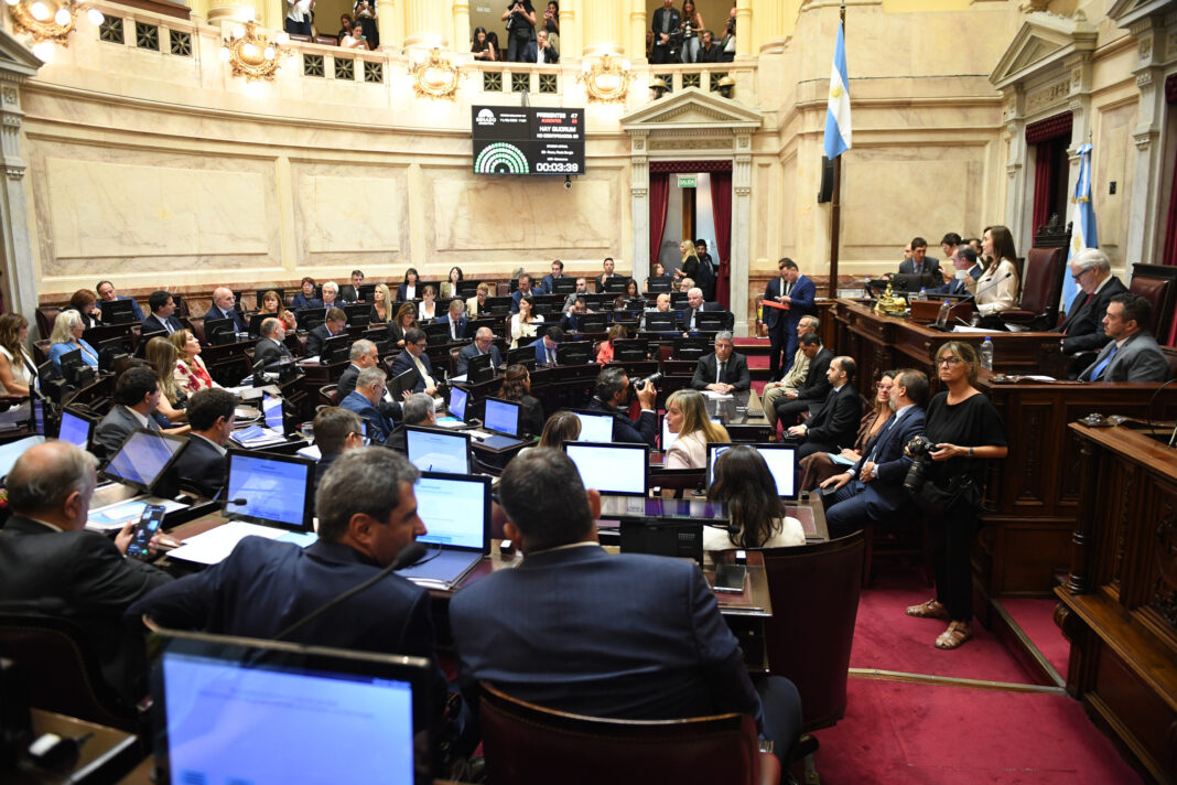 El Senado debate la reforma laboral con una multitudinaria marcha de la CGT como telón de fondo. La votación se haría en la madrugada.