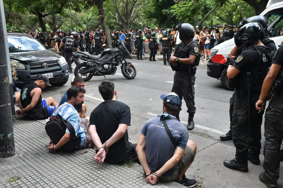 El Gobierno confirmó que denunciará a los responsables de los disturbios registrados durante el debate de la reforma laboral en el Congreso.