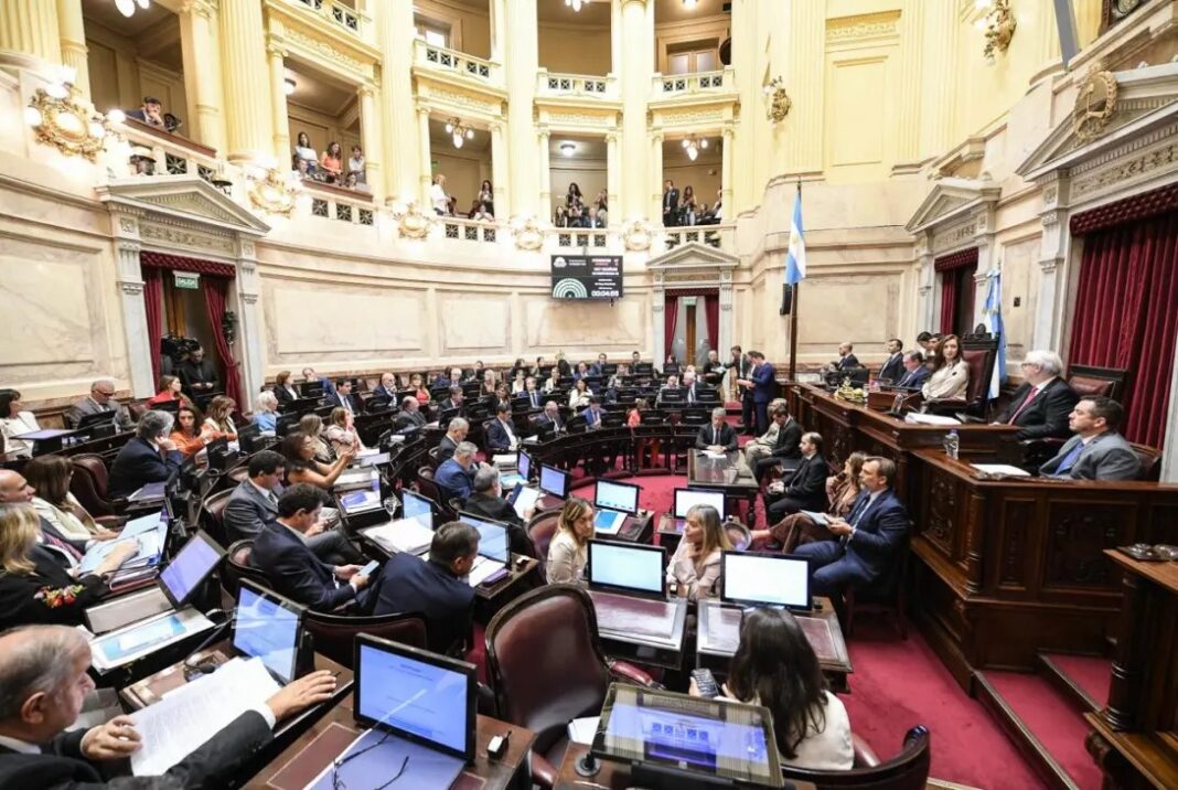 Tras una sesión maratónica, el Senado aprobó la reforma laboral con 42 votos y acuerdos clave con bloques radicales y provinciales.