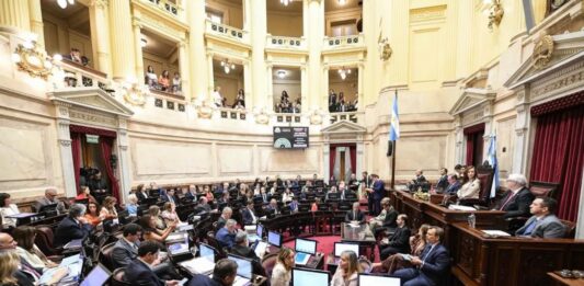 Tras una sesión maratónica, el Senado aprobó la reforma laboral con 42 votos y acuerdos clave con bloques radicales y provinciales.