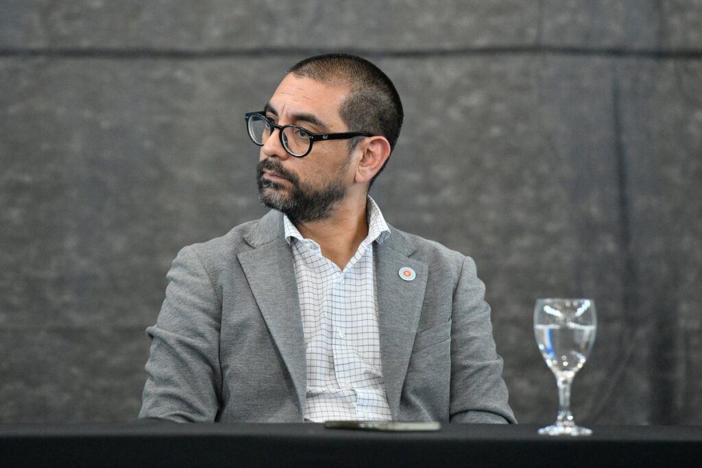 Rodrigo Aristimuño declaró la emergencia del transporte por el plazo de un año en Coronel Rosales.