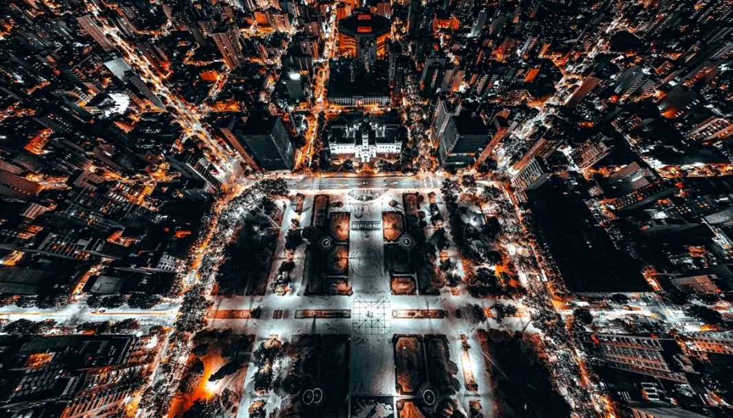 El intendente Julio Alak abrió la licitación para mantener 180 mil luminarias y más de 400 semáforos en La Plata, con un contrato de 18 meses.