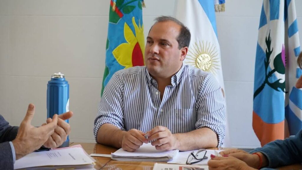 El intendente de Trenque Lauquen, Francisco Recoulat, viajó a La Plata para exigirle a Provincia un programa de viviendas.