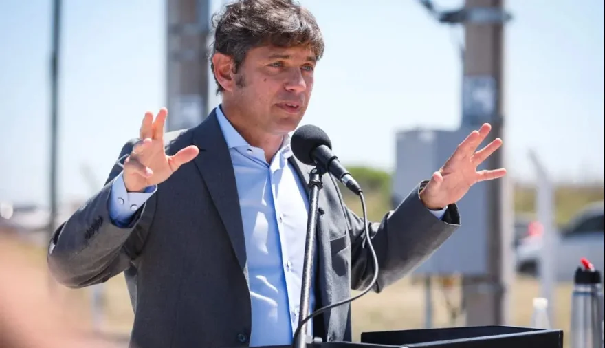 El gobernador bonaerense Axel Kicillof encabezó su última conferencia de verano en Necochea, desde donde cuestionó la reforma laboral.