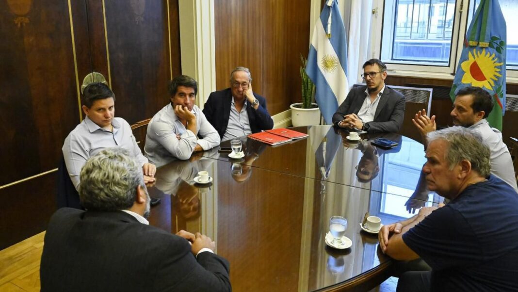 El intendente de Tandil, Miguel Ángel Lunghi, y el diputado bonaerense del radicalismo, Matías Civale, se reunieron con el BAPRO para buscar financiamiento.