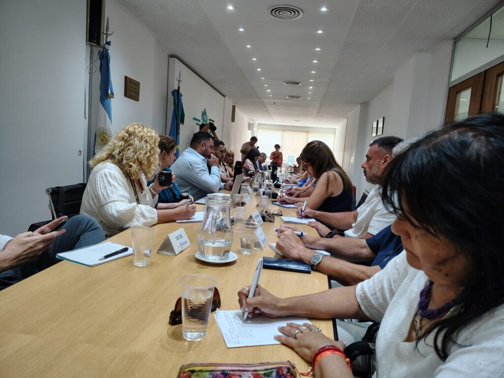 Estatales bonaerenses volvieron a rechazar este jueves la suba salarial del gobierno de la provincia de Buenos Aires, Axel Kicillof, luego de aumentar la oferta al 3%.