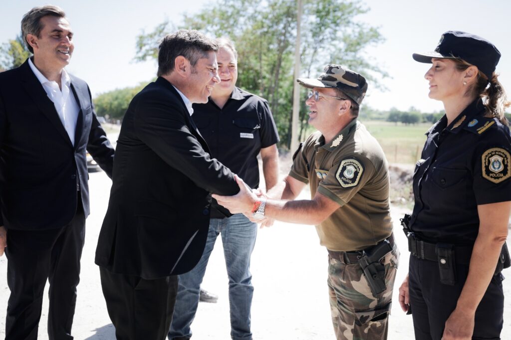 En Luján, el gobernador Axel Kicillof entregó patrulleros a la Policía local. 