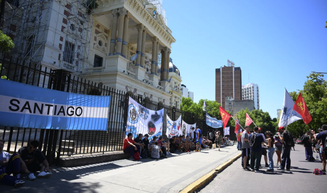 Trabajadores del Astillero Río Santiago de Ensenada le reclaman al Gobierno de la Provincia el pago de categorías adeudadas y un aumento salarial superior al 3%.