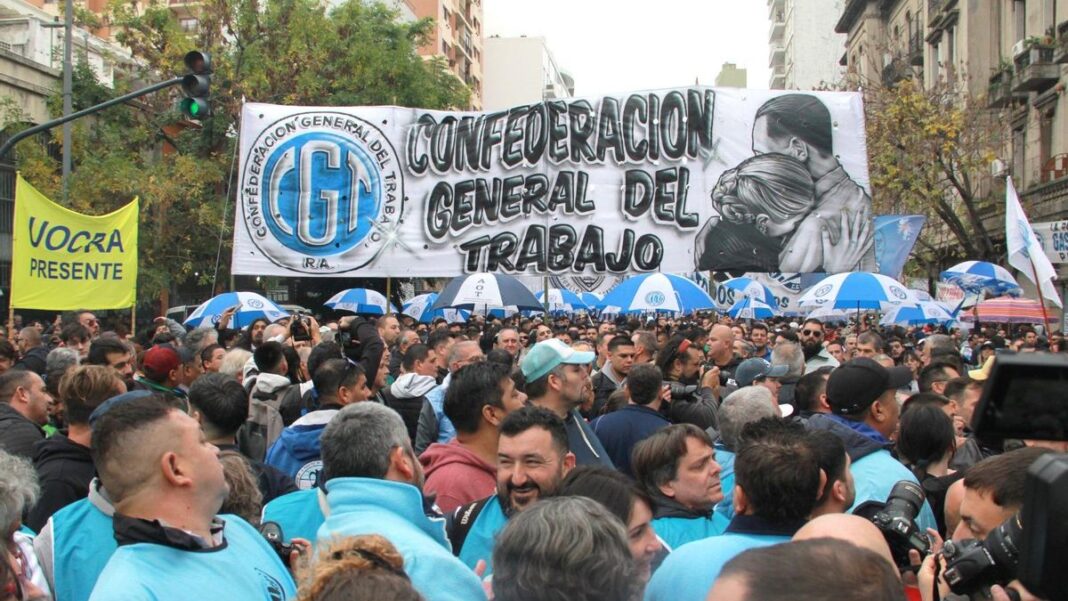 Distintos gremios ya confirmaron su paro contra la reforma laboral y presionan a la CGT, que este lunes debatirá una posible huelga nacional.