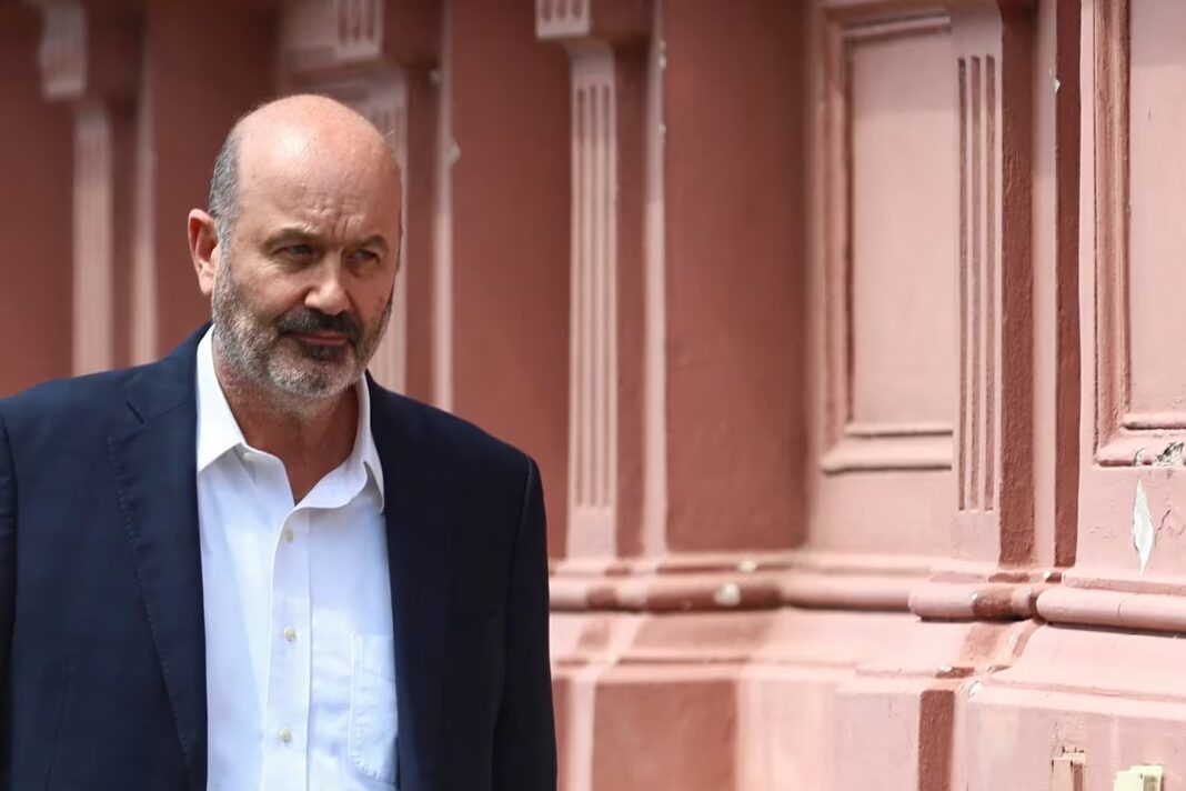 Denunciaron al ministro de Desregulación, Federico Sturzenegger, y autoridades de la OA por la adjudicación de un contrato millonario.