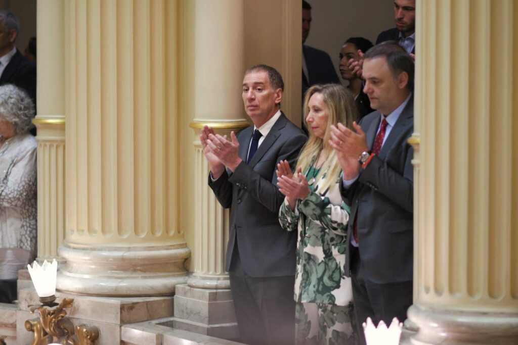 Desde Casa Rosada advirtieron que le descontarán el día a los estatales que adhieran al paro nacional durante el debate de la reforma laboral en Diputados.
