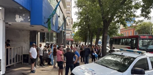 Exoficiales y familiares de agentes en actividad encabezaron una protesta en Mar del Plata y elevaron un petitorio al ministro Javier Alonso.