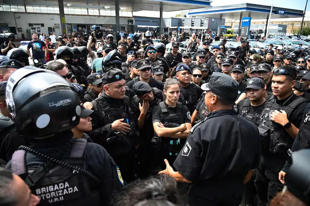 La protesta de policías que inició la semana pasada en Santa Fe tuvo repercusión en otras provincias del país.