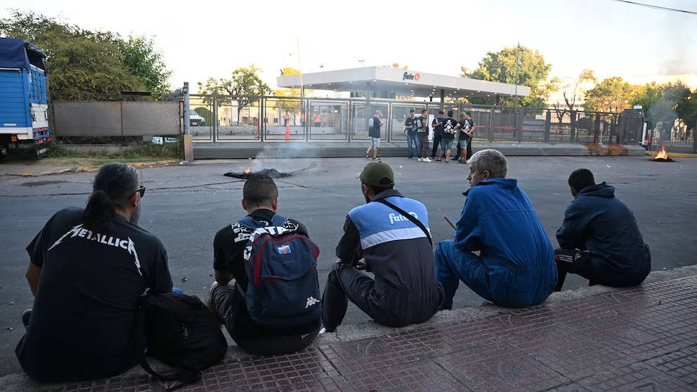 
Esta mañana los trabajadores de Fate llegaron a la planta y se encontraron con el anuncio de su cierre definitivo. 