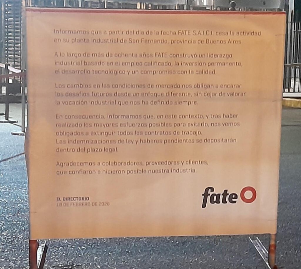 Así es el comunicado que las autoridades de Fate expusieron en las inmediaciones de la planta, con el que los trabajadores se enteraron del cierre. 