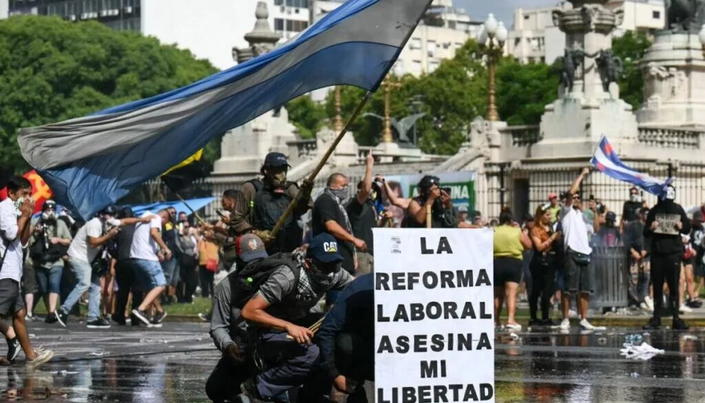 En medio de un fuerte operativo represivo, la Cámara de Diputados dio media sanción al proyecto de reforma laboral que impulsa el Gobierno nacional.