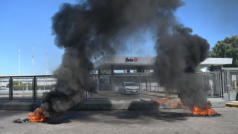 El Gobierno nacional dicto en las últimas horas la conciliación obligatoria, tras el anuncio del cierre de la empresa de neumáticos FATE, que dejó a más de 900 trabajadores en la calle.